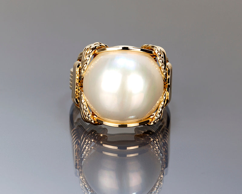 White Mobe Pearl Ring